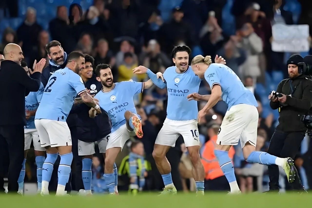 关于足球职业联赛球员合作默契，请战精神可嘉的信息