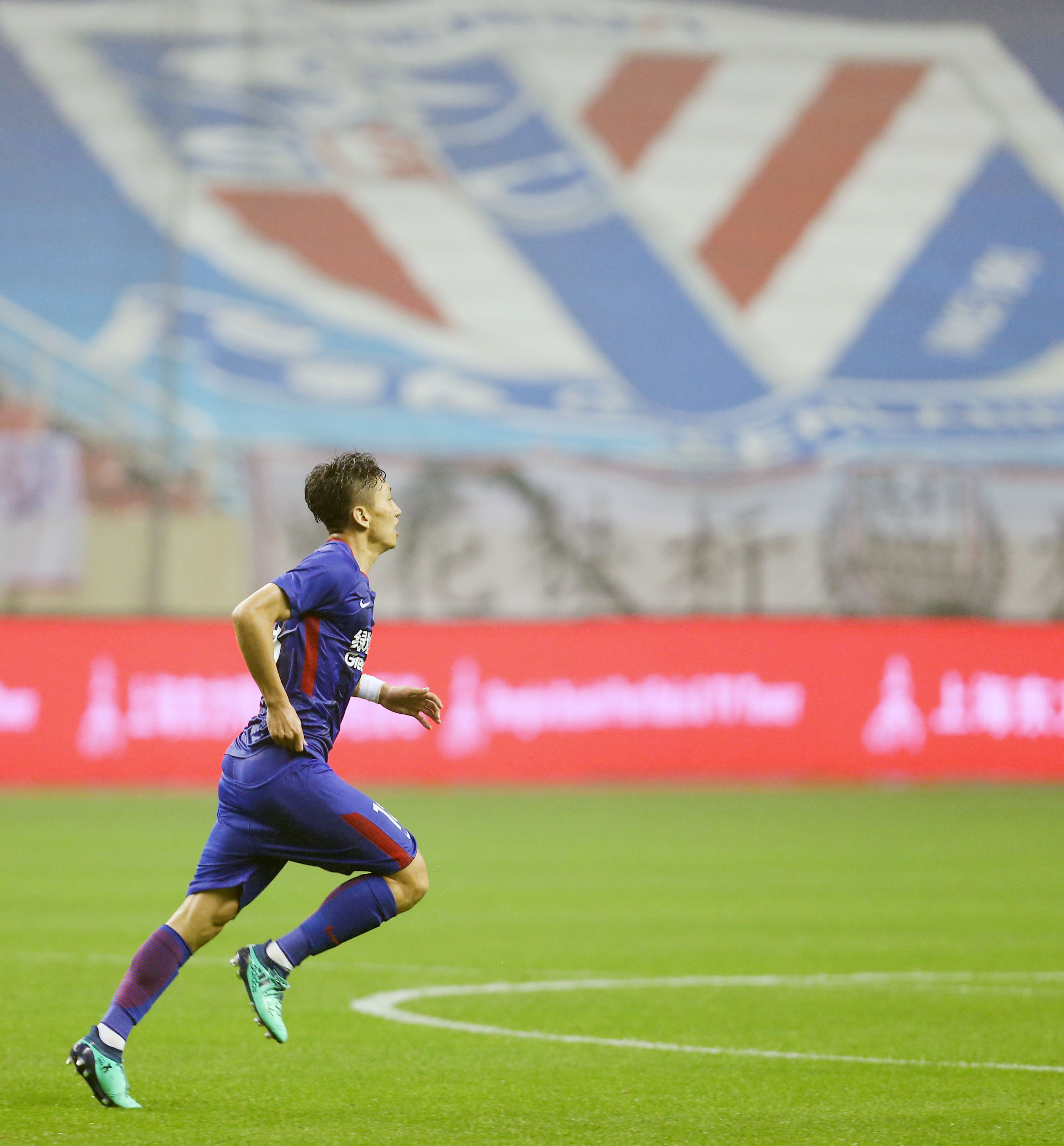 关于重庆斯威客场险胜，积分稳定的信息