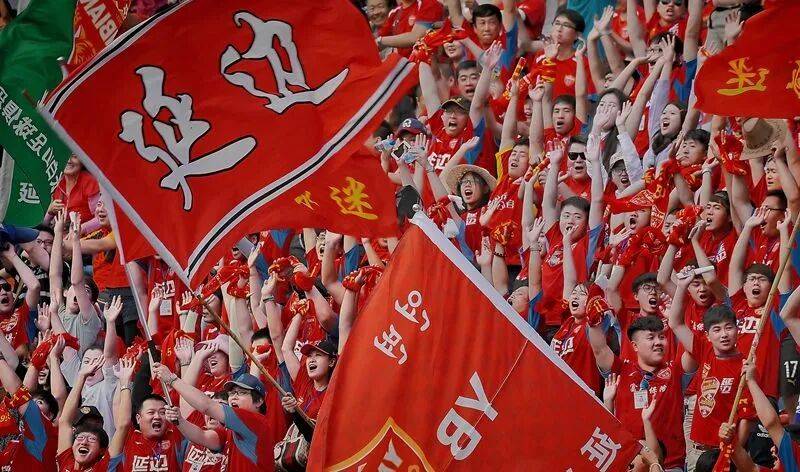 一场充满激情的足球对决在联赛中落幕,球迷沸腾的简单介绍 一场充满激情的足球对决在联赛中落幕,球迷沸腾的简单介绍