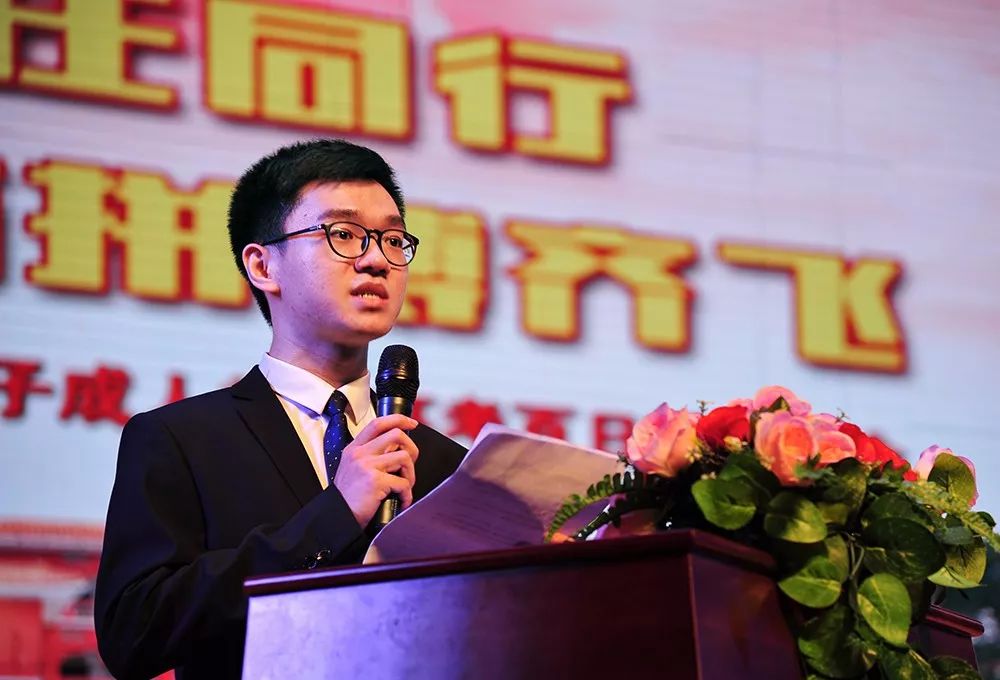 包含足坛巨星云集，拼搏与梦想同行的词条