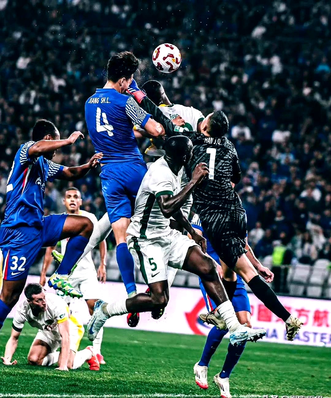 热闹的球场上球员们为争夺胜利拼尽全力 热闹的球场上球员们为争夺胜利拼尽全力