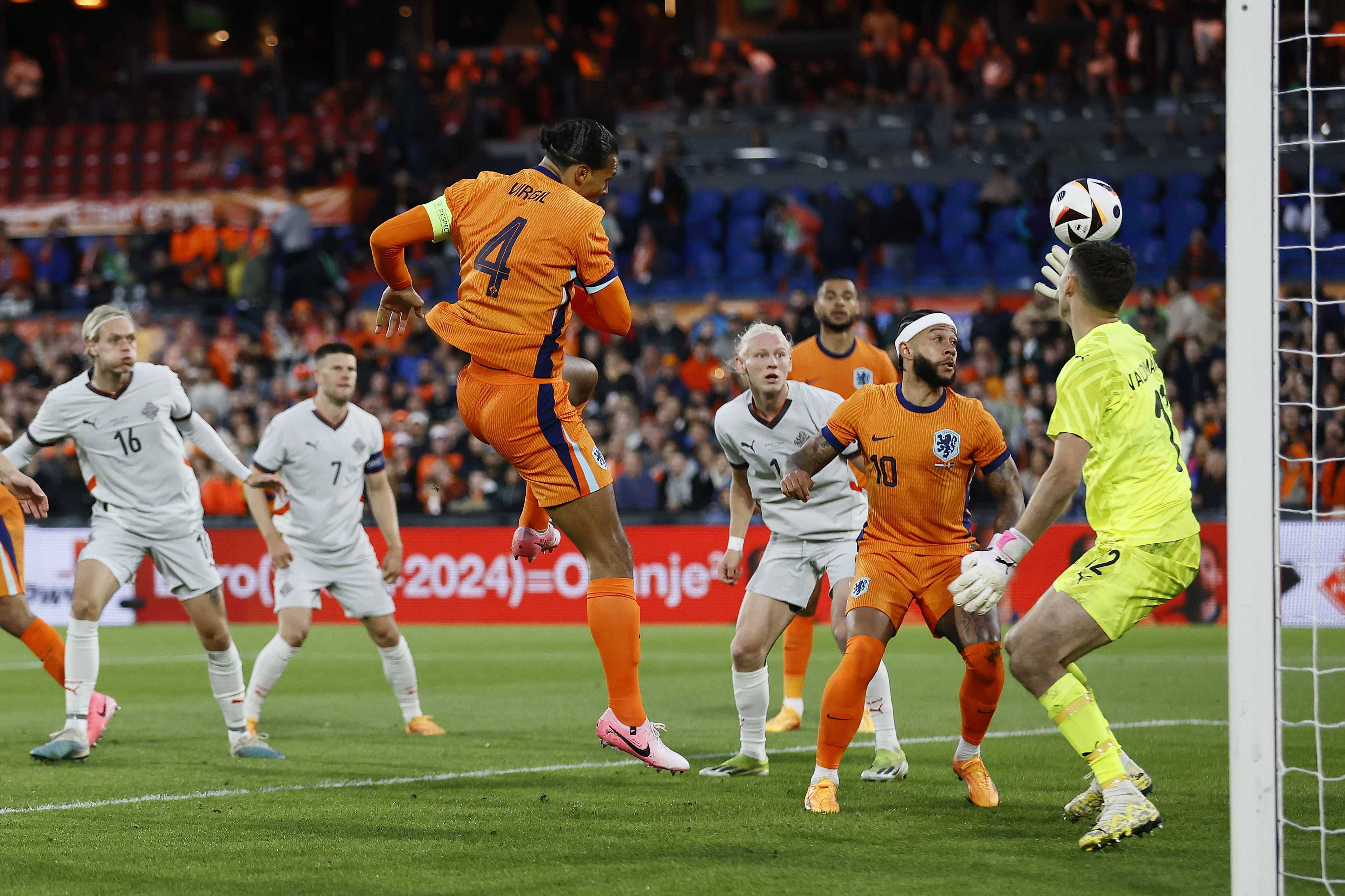 荷兰球队在国际洲际比赛中击败西班牙