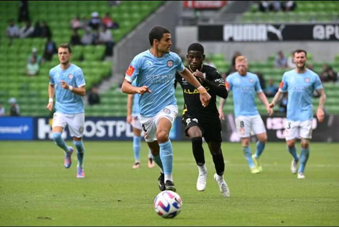 足球场上实力对决，东亚球队竞争激烈激情澎湃的简单介绍