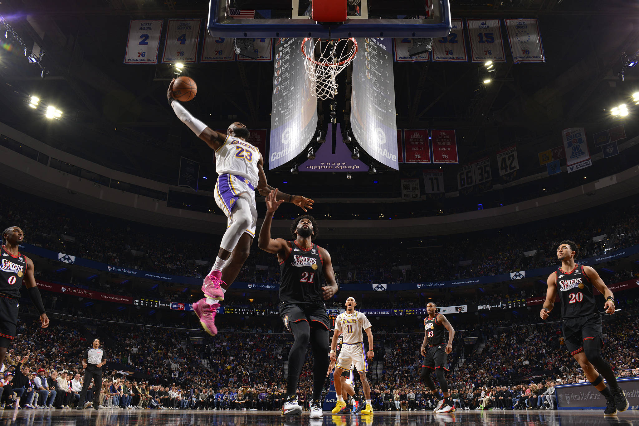 上海队横扫雷霆,詹姆斯点燃赛场 上海队横扫雷霆,詹姆斯点燃赛场