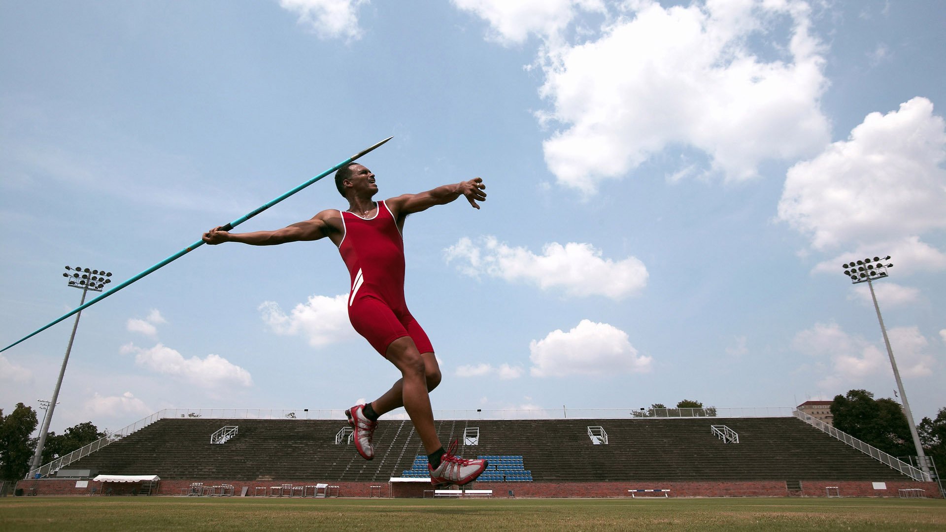 引擎轰鸣与篮球入网的交响，当F1新赛季揭幕战之夜遇见克莱的关键节点