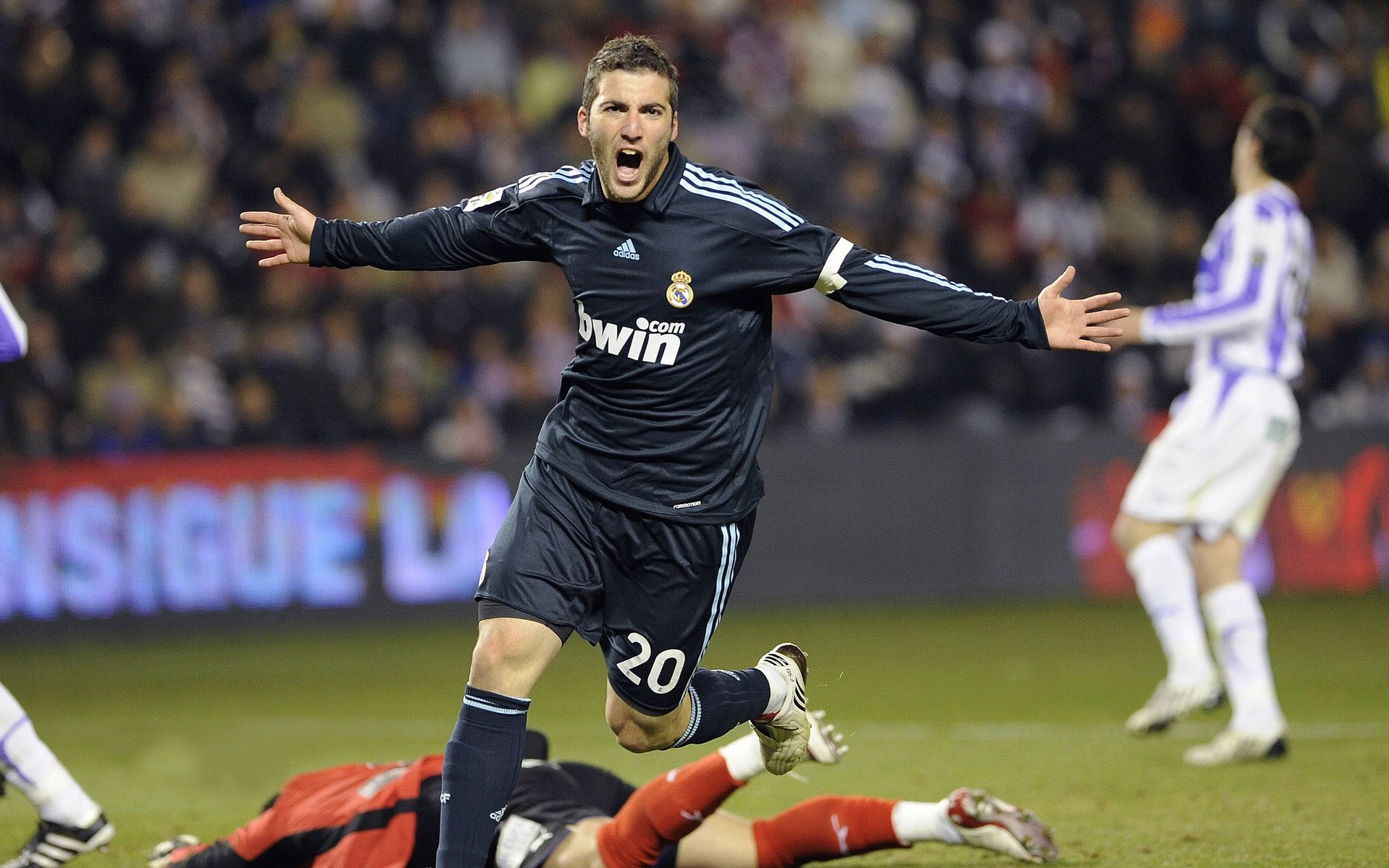 浓眉掌控全局,黄蜂压哨绝杀国王,一场团队节奏与个人英雄主义的完美交响