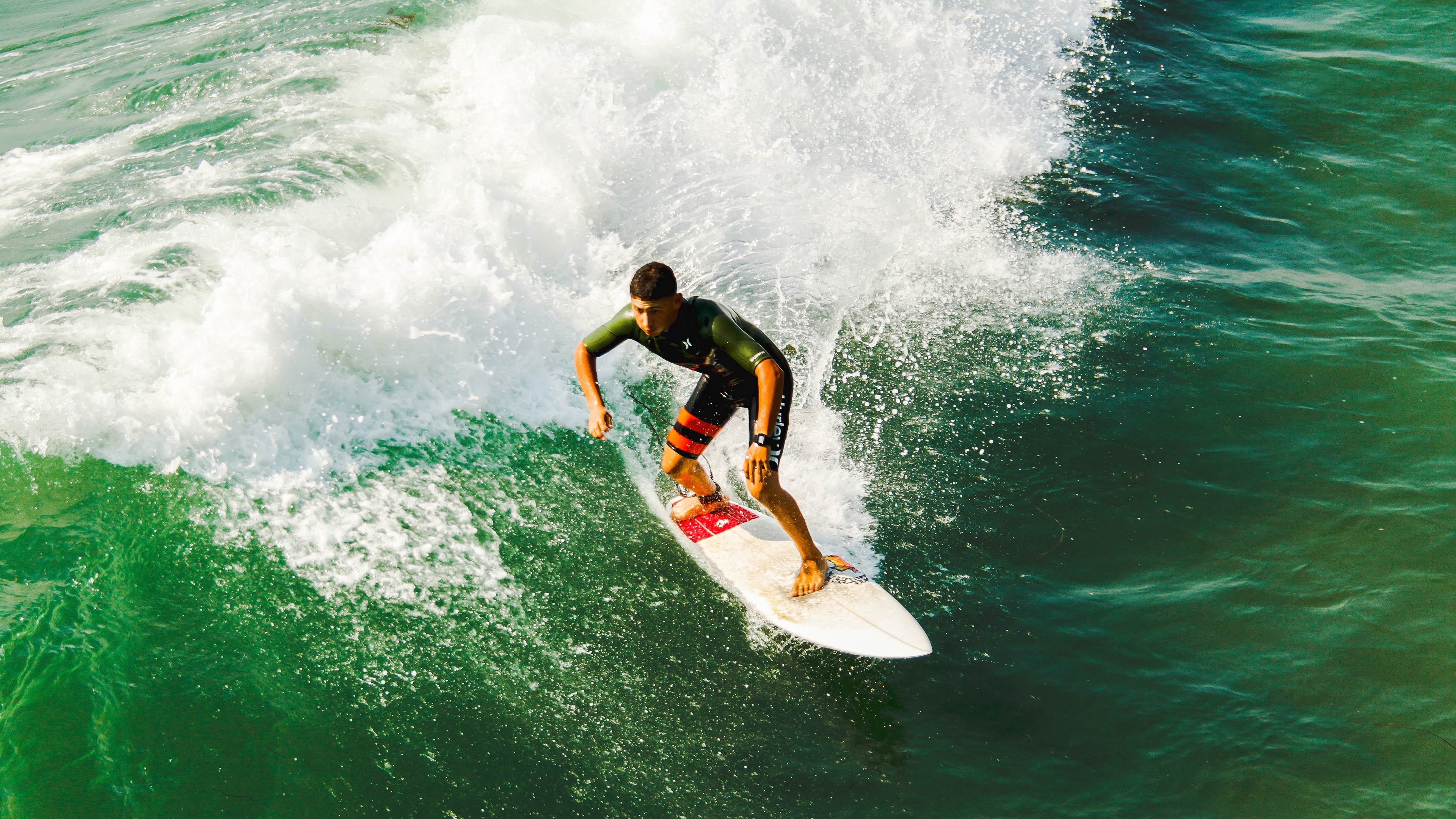 绿茵场外的震撼，当欧冠半决赛遇上伊朗狂胜安哥拉，体育如何跨越边界