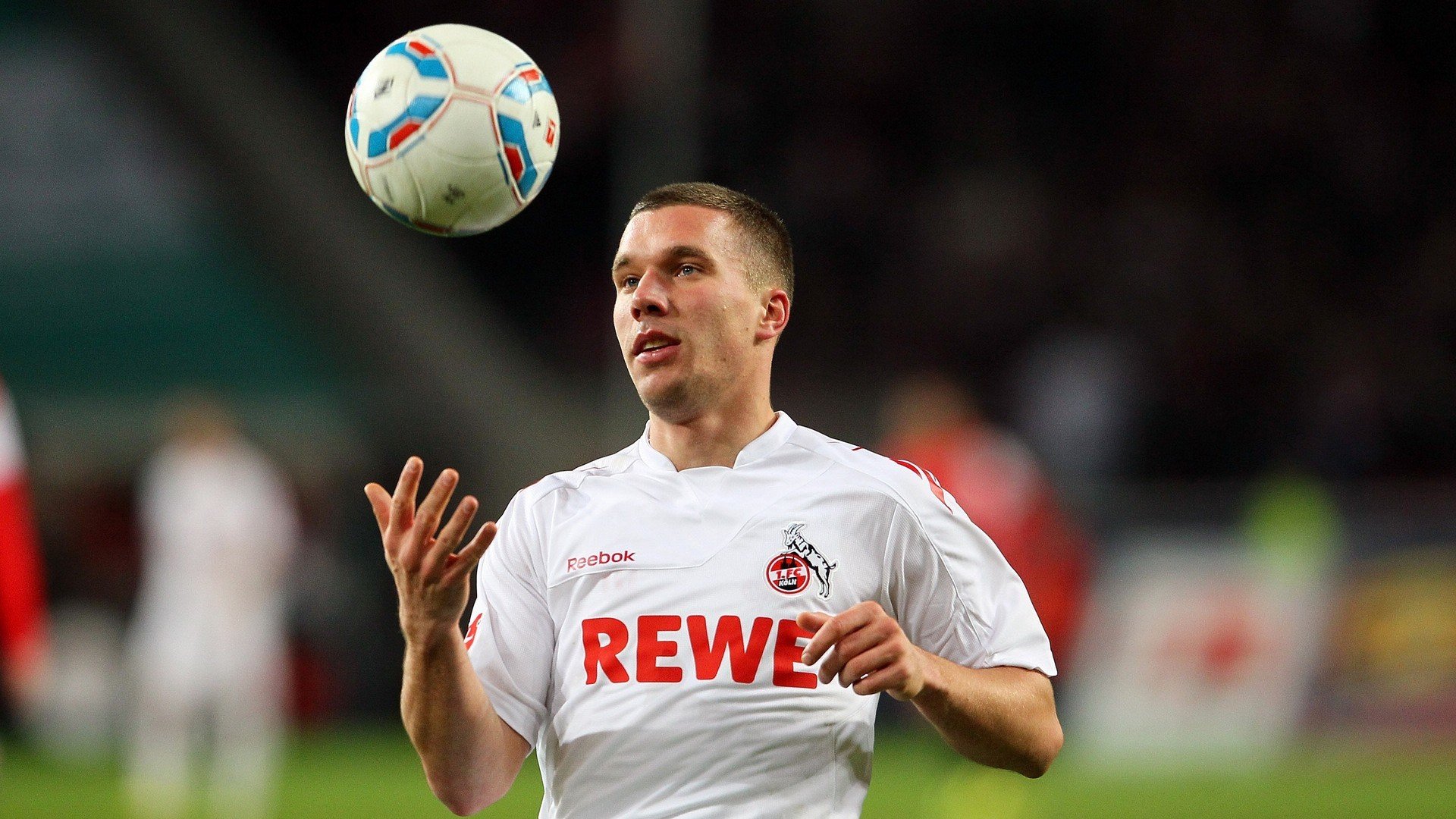 绿茵场上的乒乓传奇，当葡萄牙鏖战波兰，马龙惊艳四座的跨界启示